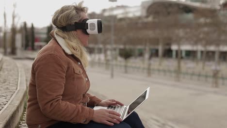 Junge-Frau,-Die-Im-Freien-Ein-VR-Headset-Verwendet